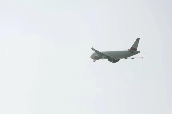 Laaghoekig Zicht Het Vertrek Van Het Vliegtuig Met Lucht Achtergrond — Stockfoto