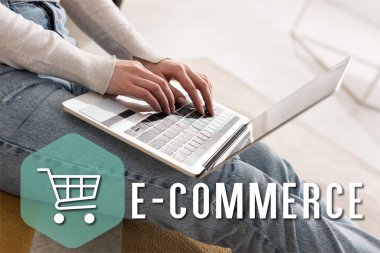 Dizüstü bilgisayarda yazı yazan kadın görüntüsü, e-ticaret konsepti