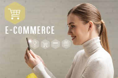 Elinde akıllı telefon, e-ticaret konsepti olan gülümseyen güzel bir kızın yan görünüşü