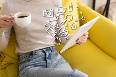 Kahve içen ve illüstrasyonun yanında dijital tablet tutan bir kadın görüntüsü.