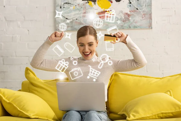 Kredi Kartlı Neşeli Kız Evde Resimli Bilgisayarlara Bakıyor — Stok fotoğraf