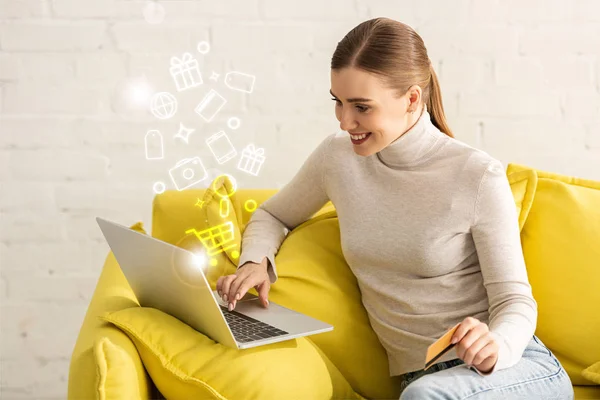 Mulher Sorridente Bonita Com Cartão Crédito Usando Laptop Perto Ilustração — Fotografia de Stock