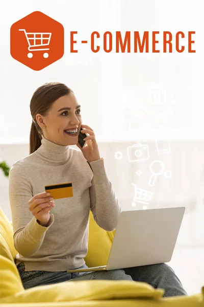 Usmívající Žena Kreditní Kartou Notebookem Mluví Chytrém Telefonu Gauči Commerce — Stock fotografie