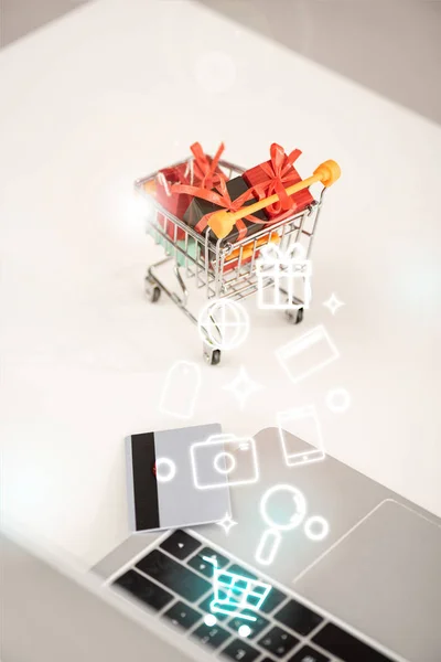 Foco Seletivo Presentes Brinquedo Carrinho Lado Laptop Cartão Crédito Ilustração — Fotografia de Stock