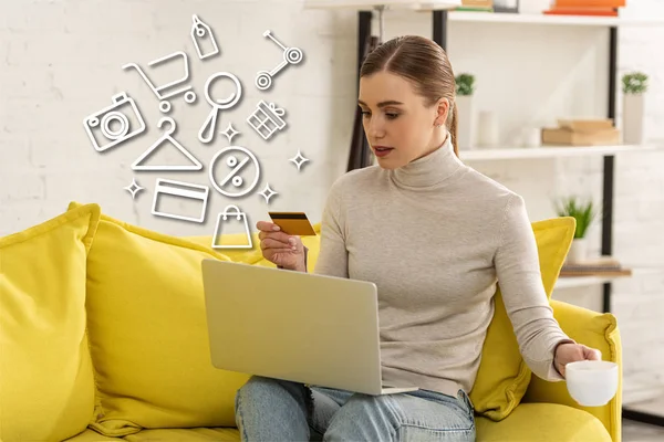 Attraktives Mädchen Mit Kreditkarte Und Kaffee Mit Laptop Der Nähe — Stockfoto