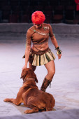 kyiv, ukraine - 1. November 2019: attraktive Hundeführerin tritt mit Dogue de Bordeaux im Zirkus auf
