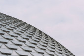 Alacsony szögű kilátás geometriai minta tetőn az épület