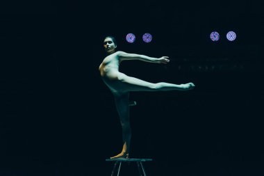 Kyiv, Ukrayna - 1 Kasım 2019: Sirkte esnek jimnastikçi 