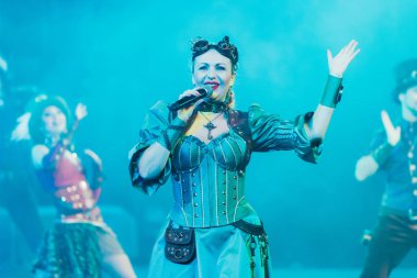 Kyiv, Ukrayna - 1 Kasım 2019: Sirkte gösteri yapan şarkıcı ve dansçıların seçici odak noktası
