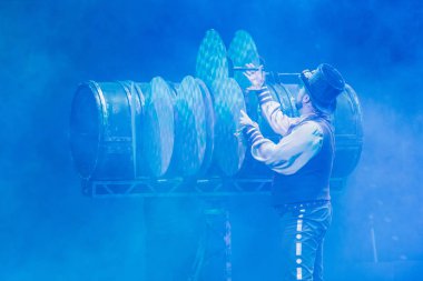 Kyiv, Ukrayna - 1 Kasım 2019: Sirkte sahne ekipmanlarıyla performans sanatçısı