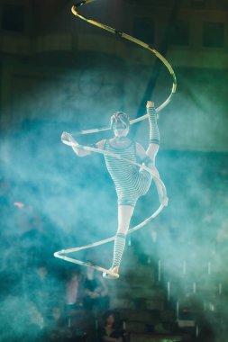 Kyiv, Ukrayna - 1 Kasım 2019: Sirkte duman içinde gösteri yapan hava jimnastikçisi
