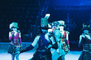 Kyiv, Ukrayna - 1 Kasım 2019: Sirkte sahne alan kostümlü dansçıların seçici odak noktası