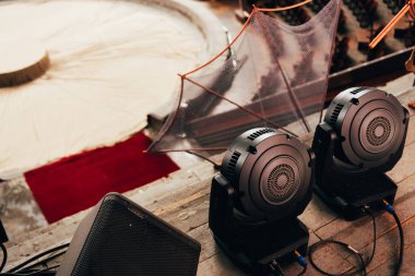 Yüksek açılı özet ve arka planda sirk arenası olan hoparlör