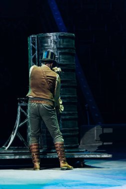Kyiv, Ukrayna - 1 Kasım 2019: Sirk arenasında sahne donanımlarıyla performans sanatçısı