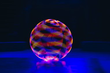 Siyah arkaplanda renkli neon çember
