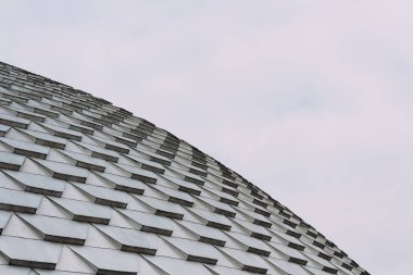 Binanın çatısındaki geometrik desenlerin düşük açılı görünümü
