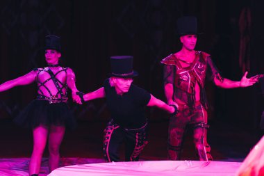 Kyiv, Ukrayna - 1 Kasım 2019: Sirkteki arenada kostümlü sanatçı