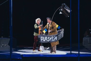 Kyiv, Ukrayna - 1 Kasım 2019: Sanatçılar sirkte tekne ve bavulla gösteri yapıyorlar