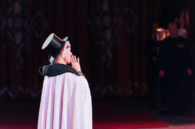 Kyiv, Ukrayna - 1 Kasım 2019: Sirk sahnesinde sanatçı gösterisi