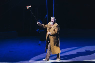 Kyiv, Ukrayna - 1 Kasım 2019: Sirk sahnesinde gülümseyen sanatçı