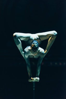 Kyiv, Ukrayna - 1 Kasım 2019: Esnek jimnastikçi sirkte tek başına amuda kalkıyor