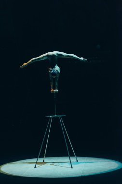 Kyiv, Ukrayna - 1 Kasım 2019: Jimnastikçinin amuda kalkıp sirkte tek başına ayrılması