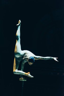 Kyiv, Ukrayna - 1 Kasım 2019: Esnek akrobat sirkte tek başına amuda kalkıyor