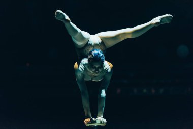 Kyiv, Ukrayna - 1 Kasım 2019: Sirkte amuda kalkan jimnastikçi