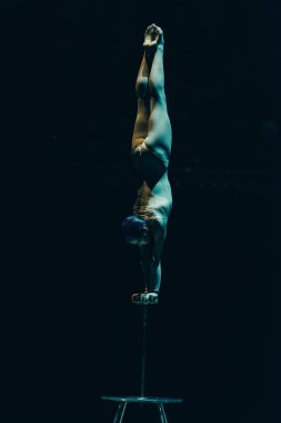 Kyiv, Ukrayna - 1 Kasım 2019: Jimnastikçi sirkte amuda kalkıyor