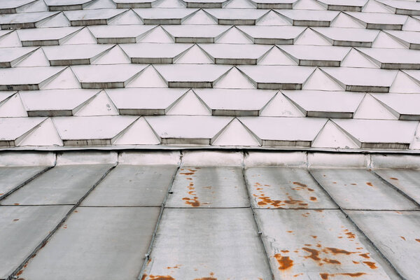 Геометрический узор на металлической крыше здания
