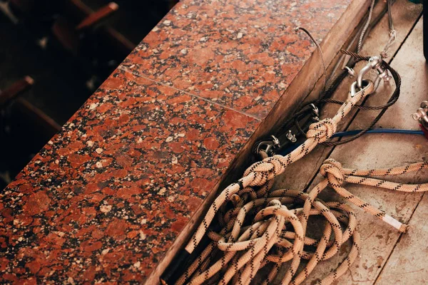 Hochwinkelaufnahme Von Seilen Und Schnüren Auf Betonboden — Stockfoto