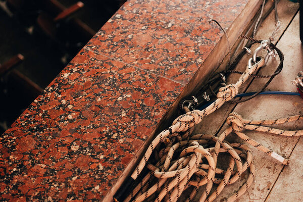 Высокий угол обзора канатов и шнуров на бетонном полу
