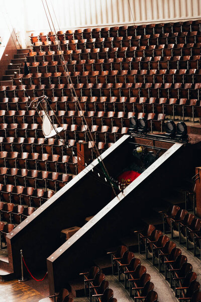 Высокий угол обзора входа и пустые места в цирке
 