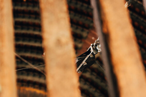 Высокий угол обзора технического оборудования над цирковым амфитеатром
