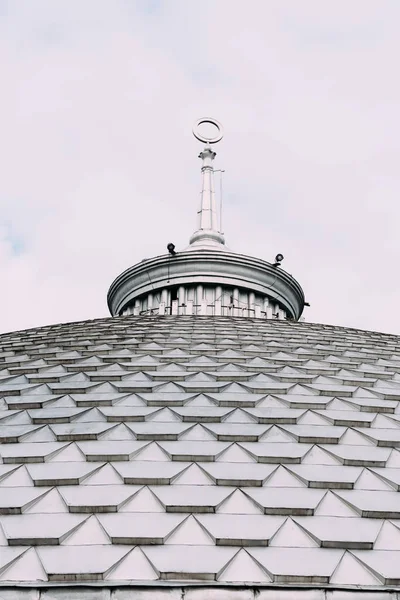 Binanın Çatısında Arka Planda Bulutlu Gökyüzü Olan Kulenin Düşük Açılı — Stok fotoğraf