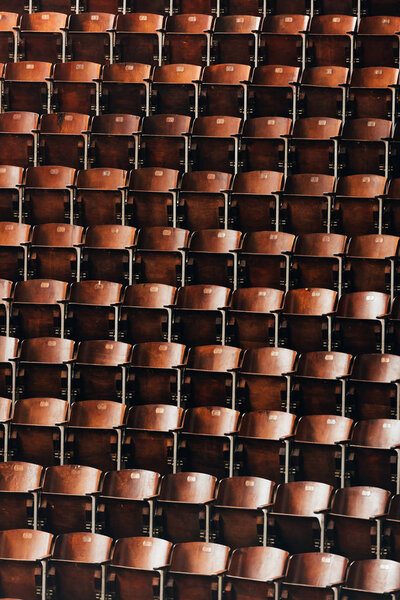 Ряды пустых деревянных сидений в цирке
