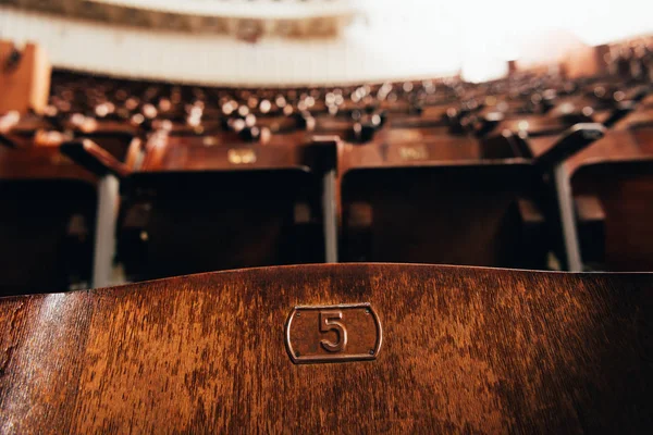 サーカスの木製の座席の5番の選択的な焦点 — ストック写真