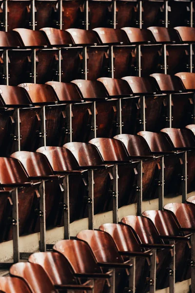 サーカスの空の木製の座席の行の選択フォーカス — ストック写真