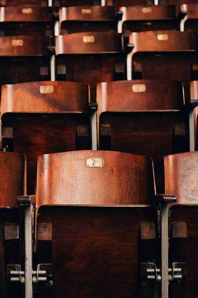 Выборочный фокус пустых деревянных сидений с номерами в цирке
