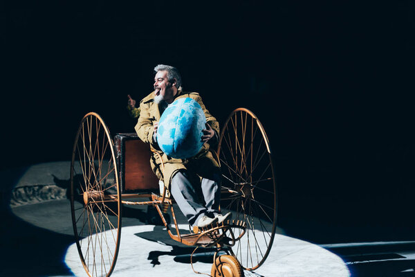 КИЕВ, УКРАИНА - 1 ноября 2019 года: Исполнитель в колеснице с декоративным яйцом, торчащим языком в цирке
 