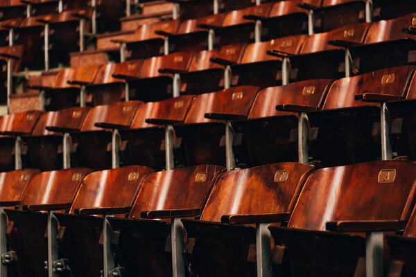 Выборочный фокус номеров на деревянных сиденьях циркового амфитеатра
