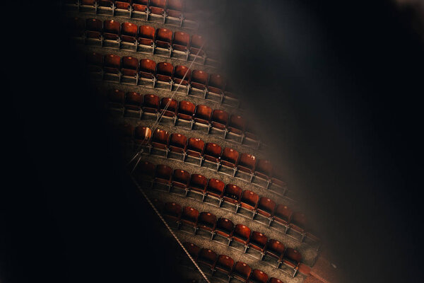 Вид сверху на пустые места и цирк, выборочный фокус
