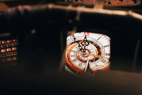 Выборочный фокус винтажных настенных часов в цирке
