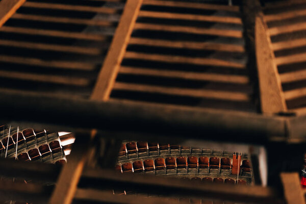 Высокий угол обзора деревянных конструкций и пустых сидений в цирке, избирательный фокус
