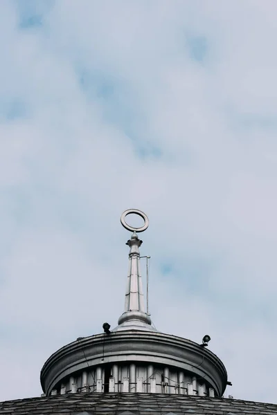 Low Angle View Spire Circle Building Cloudy Sky Background — Stock Photo, Image