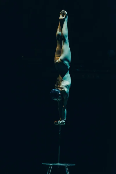 Kyiv Ucrania Noviembre 2019 Gimnasta Realizando Handstand Circo Aislado Negro — Foto de Stock