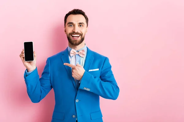 Hombre Negocios Barbudo Feliz Apuntando Con Dedo Teléfono Inteligente Con — Foto de Stock