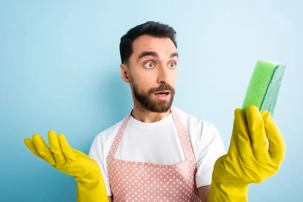Selective Focus Surprised Man Dotted Apron Looking Sponge Blue — Stock Photo, Image