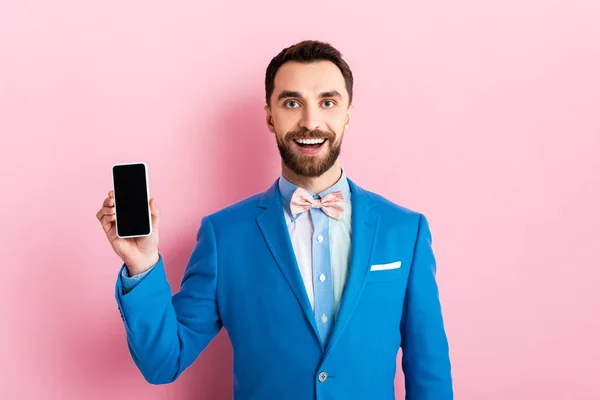 Homem Negócios Barbudo Feliz Segurando Smartphone Com Tela Branco Rosa — Fotografia de Stock