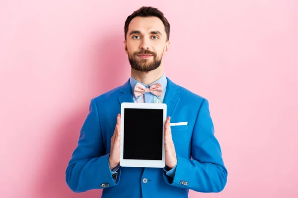 Όμορφος Επιχειρηματίας Κρατώντας Ψηφιακό Tablet Λευκή Οθόνη Ροζ — Φωτογραφία Αρχείου